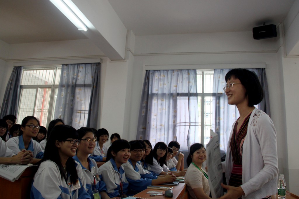 1.樊林君老师跟苏北中学的学生记者分享自己的新闻从业经历(李玲摄)