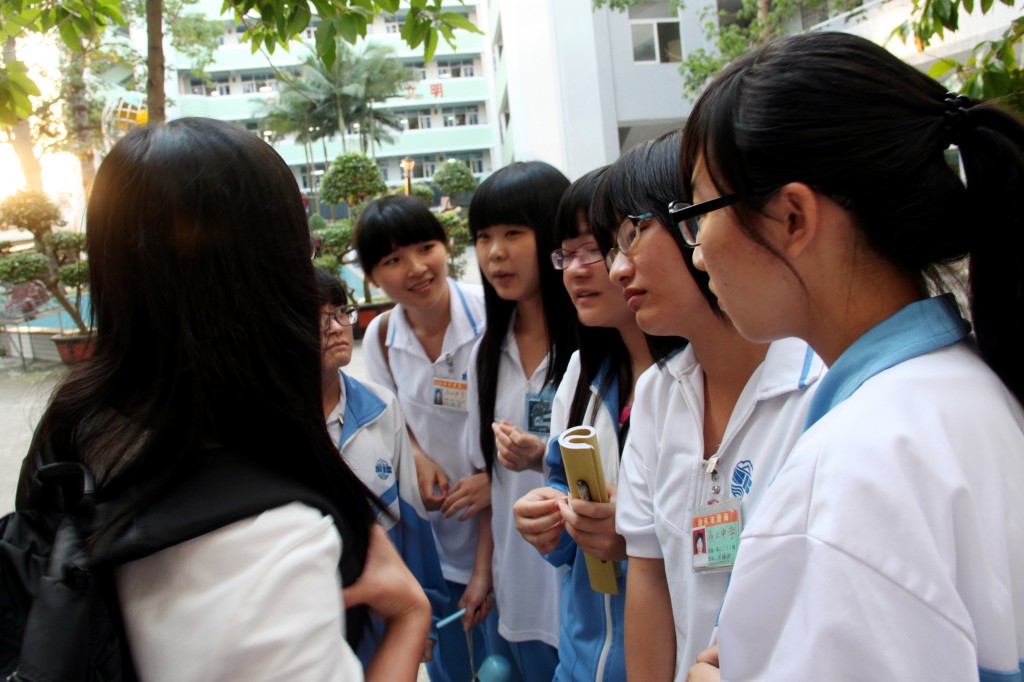 6.培训会后苏北中学的学生围着与小草记者交流(李伟权 摄)