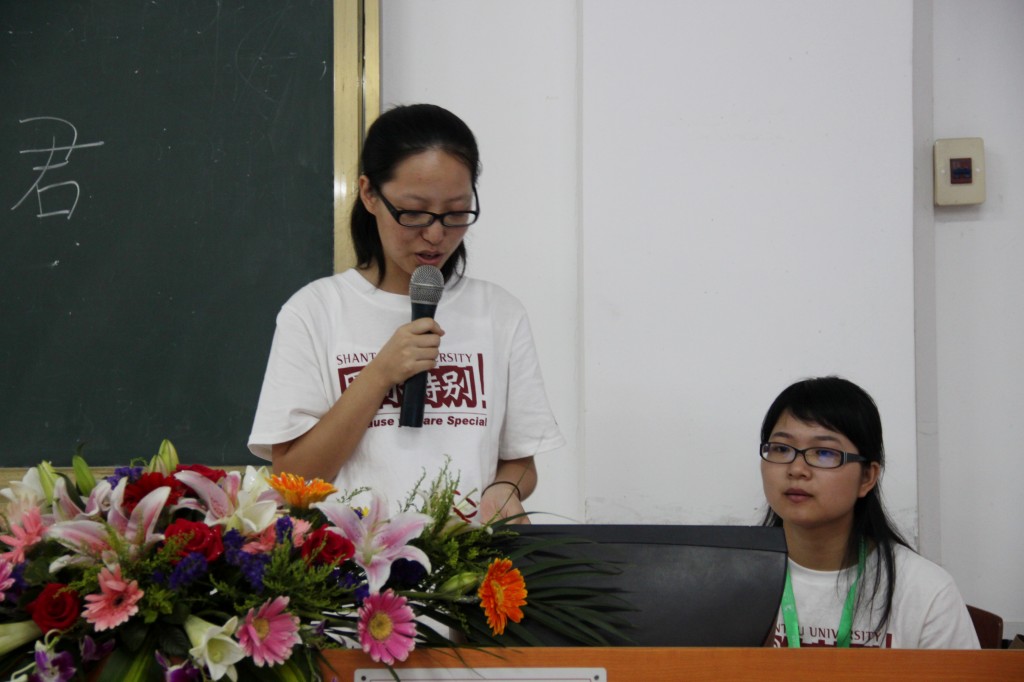 3.小草记者王思思与付慧英分享新闻采访写作的技巧(李伟权/摄)