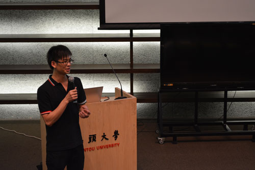 刘辉达回答新闻学院老师提问。 刘辉达回答新闻学院老师提问。