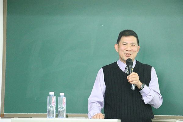 周庆祥教授在台上演讲 凡德华/摄