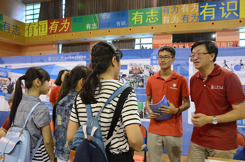 赖明明老师在广告专业摊点向学生介绍