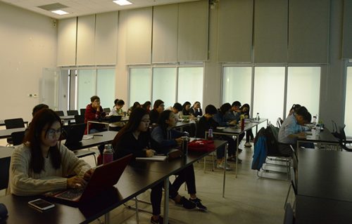 同学们认真听讲做笔记/区铭慧摄