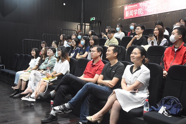 师生们仔细听毕业生分享