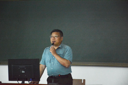 卢广先生在做演讲