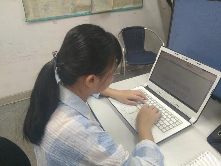 (我在北京青年报办公室写稿子。)