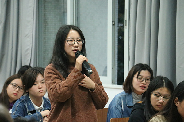 现场同学提问 凡德华/摄