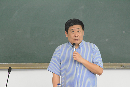 (郭中实教授在为同学们答疑解惑 余华诗/摄)