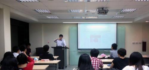 王宗安老师在座谈会上给予自费研习生建议和指导 2010级新闻学孙妍摄
