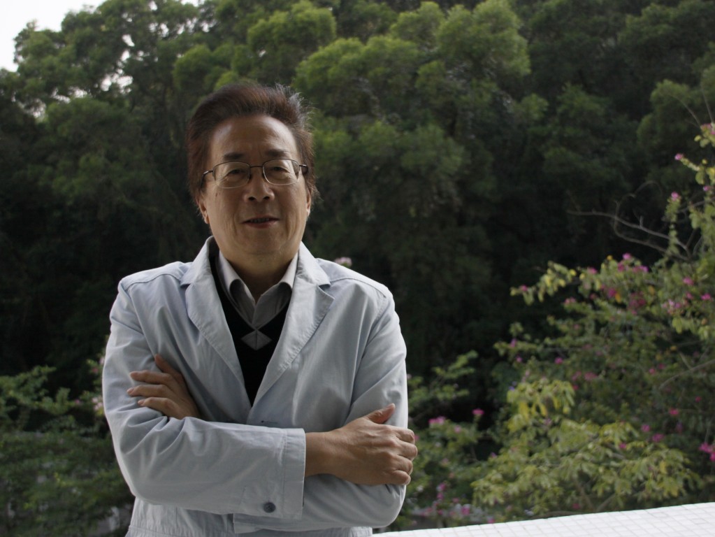 魏 素有“两栖学者”的魏永征老师教授于我院开设有关媒介法和伦理的课程(白婧/摄