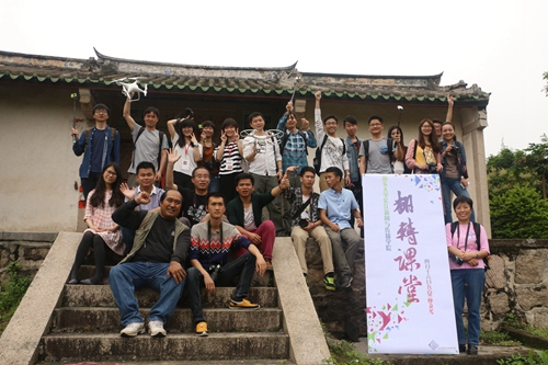 翻转课堂全体成员在古村落合影。(吴克望摄)