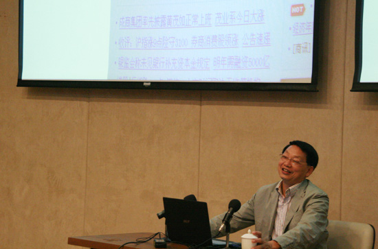 南方报业传媒集团副总编辑丘克军在讲座中谈到自己玩微博的经历。