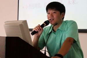 IMG_86ss4 南都记者占才强在给汕大学子作当记者成为一种职业的演讲。(李慧娟 摄)