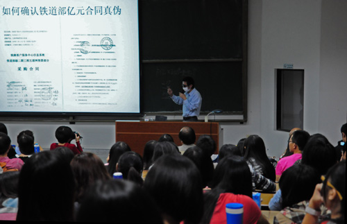 周筱赟讲述如何辨别证据真伪。(罗嵛月/摄)