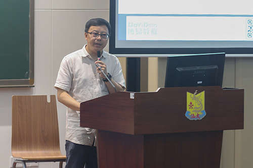 张显荣博士在演讲（吴静文摄）
