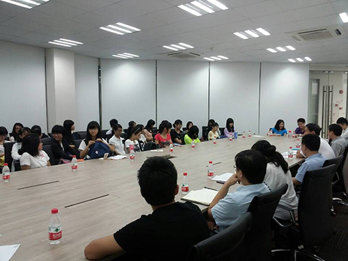 图为新闻学院召开的新生座谈会现场