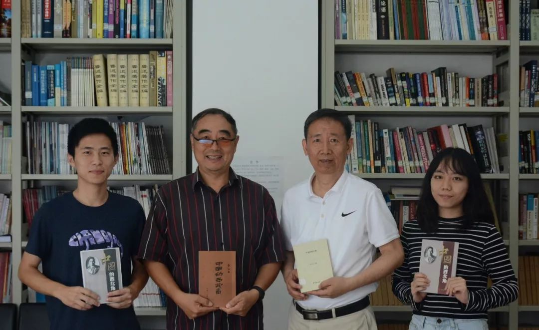 汕头大学“重走成兰路,寻找范长江”项目考察组与范长江次子范东升教授合影。左1为2016级学生吴家康,左2为考察组教师张威教授,左3为范长江次子范东升教授,左4为2016级学生吴苹苹