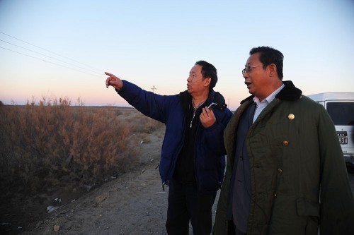 范院长据档案馆馆长介绍,手指向先父范长江当年西北行方向