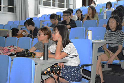 (现场认真听讲的同学 余华诗/摄)