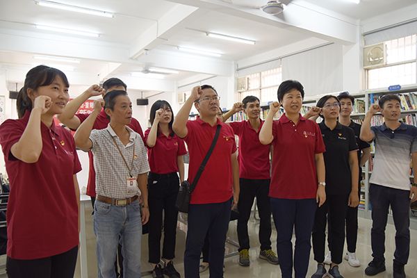(汕大新闻学院教工党员与金砂街道党员重温入党誓词)