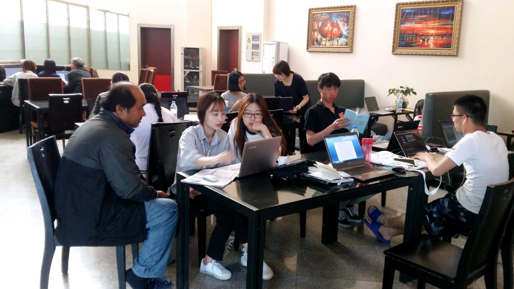 一楼大厅,航展报道团的临时编辑部。朱延生/摄
