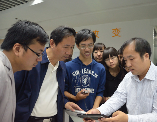 我院研究生正在参观深圳易万卷公司。