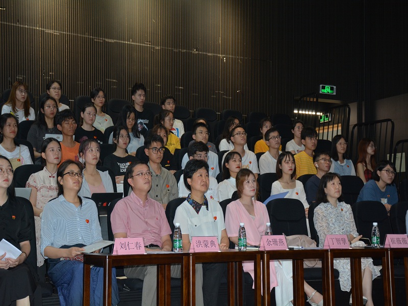 现场观众认真聆听主讲人分享党史(陈建新 摄)