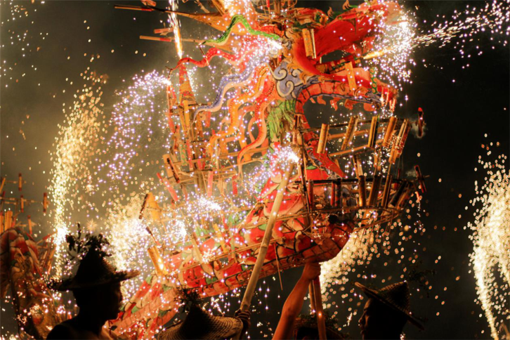 吴静文作品《《在民俗活动的“摇滚区”看“火龙”喷烟花》(评委评选及网络投票)获“最佳新闻摄影”亚军