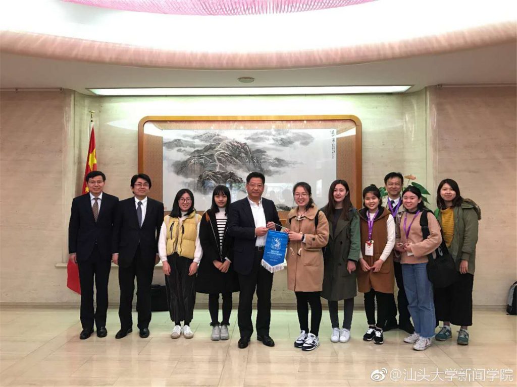 ”新绿“与中国驻福冈领事馆领事何振良合影