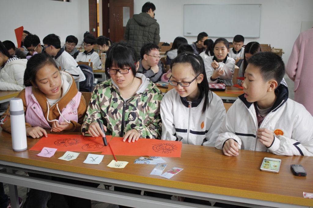 1.第一节公益课上,学生们讨论队名,画队旗