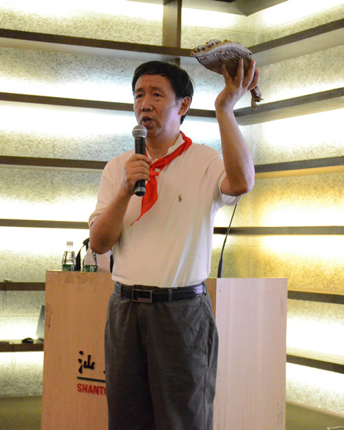 范院长向同学们展示西北地区胡杨林的枯叶。（佘玩玲-摄）