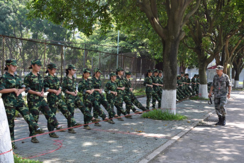 (新闻学院军训一班在进行正步踏步练习 陈舒琦/摄)