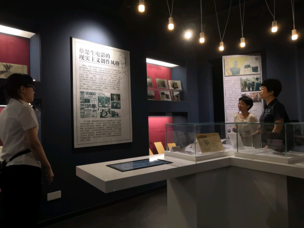 老师们认真听解说员讲解中国进步电影创作风格