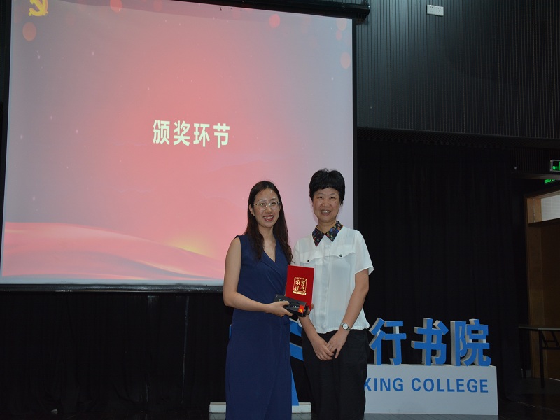 长江新闻与传播学院党总支书记余珊燕为一等奖获得者张清霞同学颁奖(陈建新 摄)
