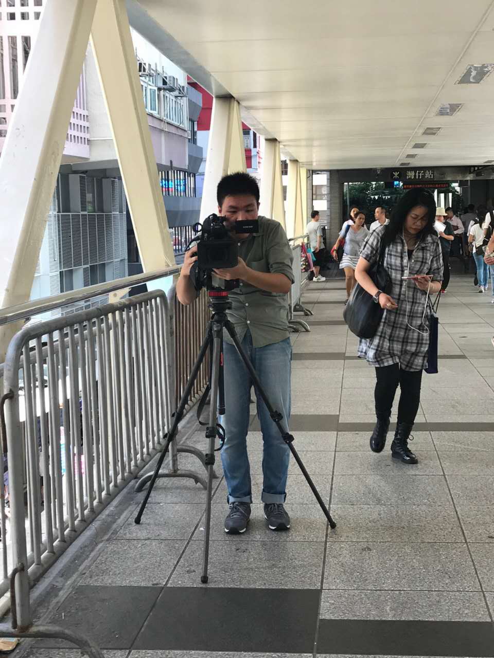 (曹思量于湾仔地铁站口拍摄记者出镜画面)
