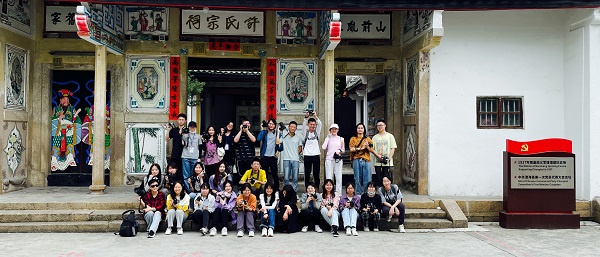 全员在后沟村合影 (摄/林伊鸣)