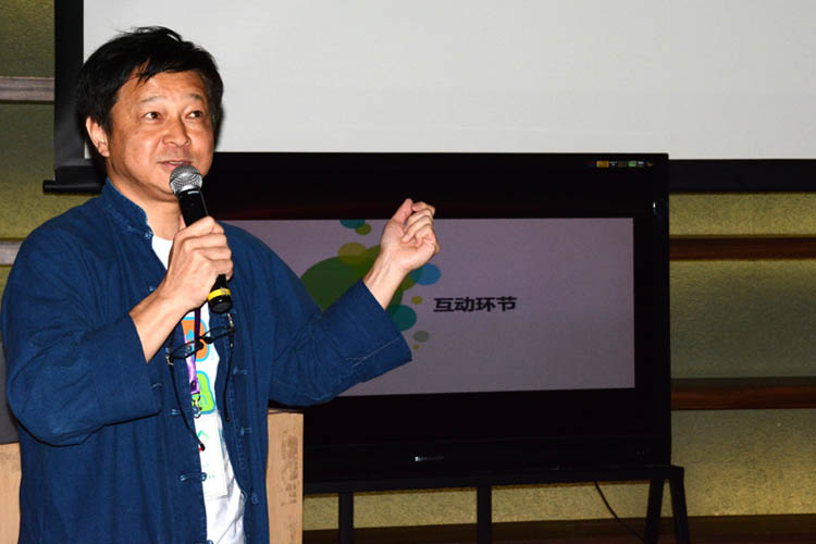 (报道团指导老师加藤隆则在跟学生们互动 伍颖欣/摄)