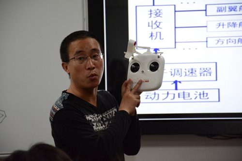 蔡立喜老师正在讲解无人机接收机的结构(王嘉涵 摄)