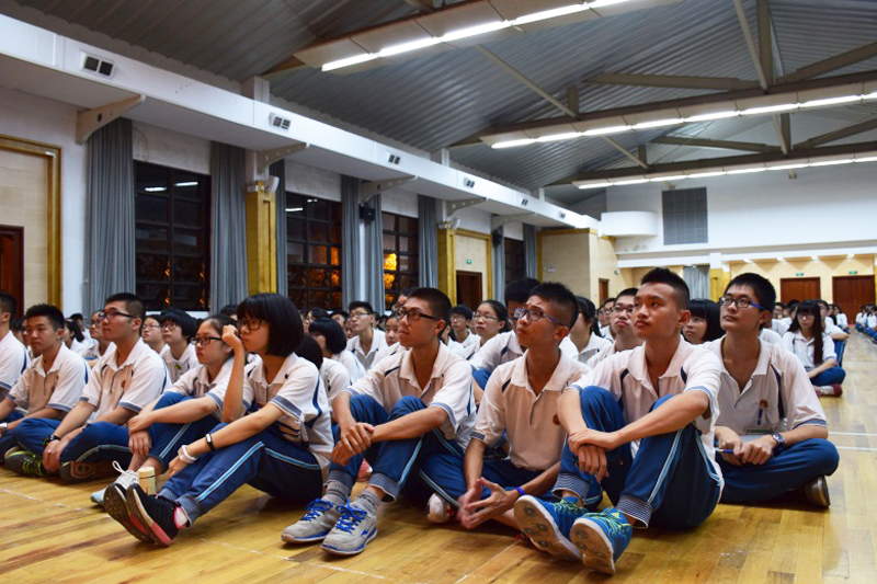 学生在演讲现场席地而坐 杨建伟摄