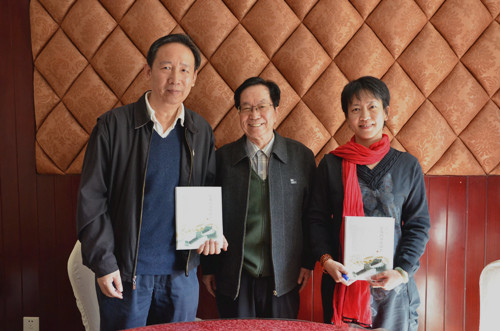 内蒙古沙草产业协会常务副秘书长郝诚之赠书范院长与谢琳老师,图为赠书合影。