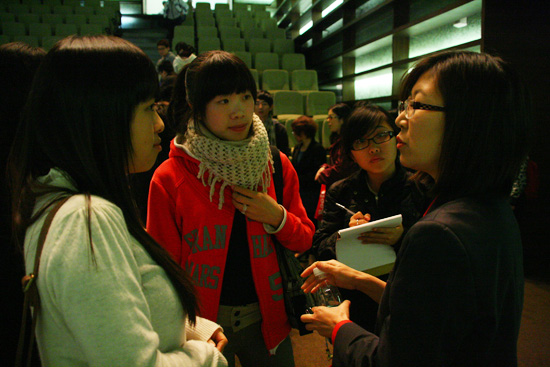 汕大学子在《台湾广告综览》讲座结束后,向台湾文化大学的漆梅君老师请教问题。