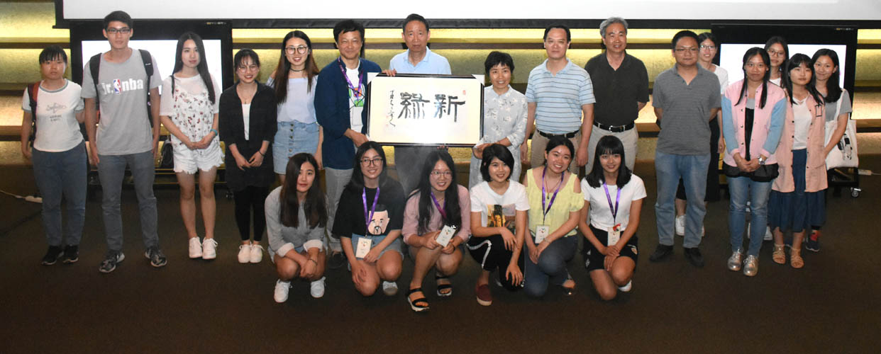 (报道团与部分观众合影留念 陈楚红/摄)