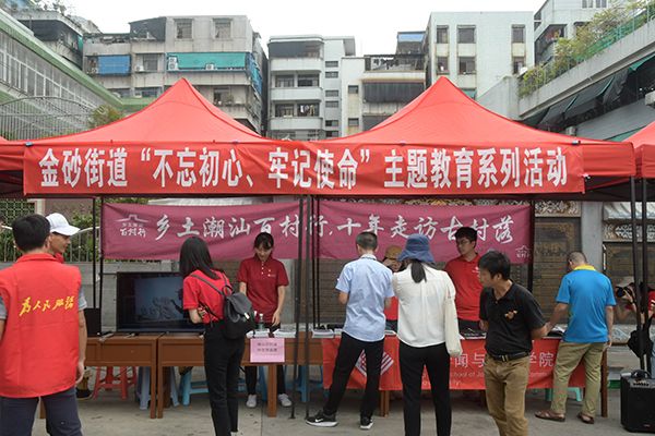 (长江新闻与传播学院摊位)