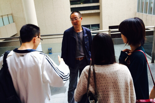 野夫在跟学生交流
