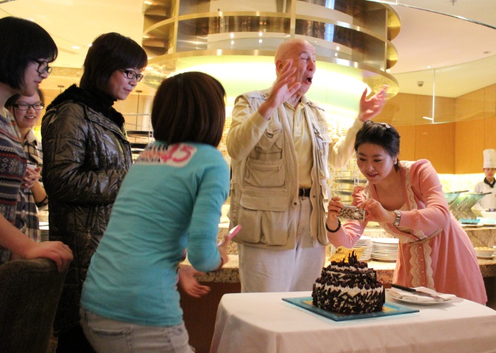 校友为Peter_Herford教授庆祝生日(陈方欢摄)