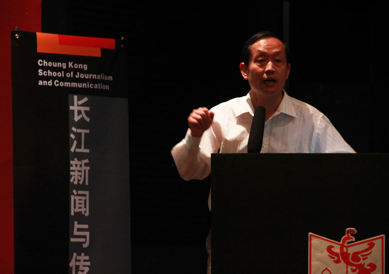 新闻学者展江教授在讲座中与大家讨论传媒道德的五个问题。 （邹怡 摄）