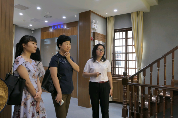 余珊燕书记(中)和学习团成员认真聆听讲解员(右)的解说