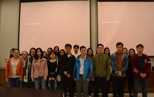 师生与汤子帅合照留念。区铭慧/摄