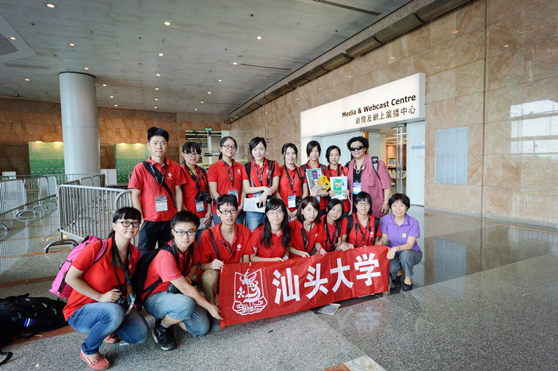 2014年香港书展报道团在新闻中心合影 (图/凌学敏) 13