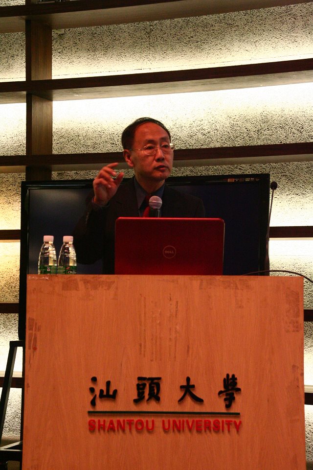 张帆主讲“新闻背后的经济学”/邝颖嘉摄